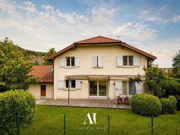 Villa jumelée par le garage T6 183 m2 utiles 5  chambres dont 2 suites avec vue exeptionnelle sur le Jura et jardin sans-vis-à-vis à VESANCY 01170