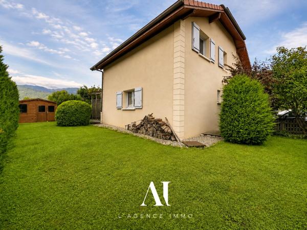 Villa jumelée par le garage T6 183 m2 utiles 5  chambres dont 2 suites avec vue exeptionnelle sur le Jura et jardin sans-vis-à-vis à VESANCY 01170