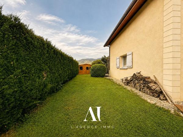 Villa jumelée par le garage T6 183 m2 utiles 5  chambres dont 2 suites avec vue exeptionnelle sur le Jura et jardin sans-vis-à-vis à VESANCY 01170
