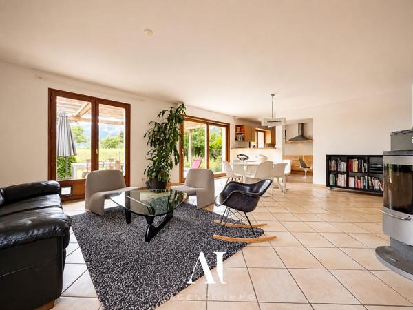 Villa jumelée par le garage T6 183 m2 utiles 5  chambres dont 2 suites avec vue exeptionnelle sur le Jura et jardin sans-vis-à-vis à VESANCY 01170
