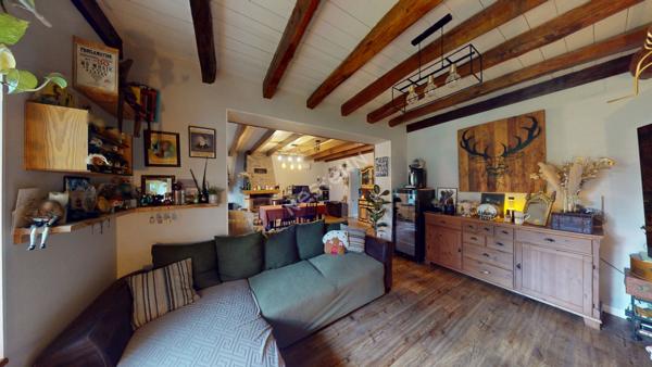 Maison située entre CHALON-SUR-SAONE et LONS-LE-SAUNIER proche LOUHANS et ses 157 arcades à 25 minutes de l'autoroute A39 et 30 minutes de l'A6