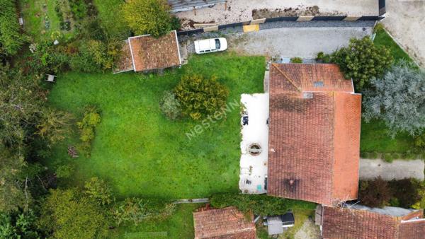 Maison située entre CHALON-SUR-SAONE et LONS-LE-SAUNIER proche LOUHANS et ses 157 arcades à 25 minutes de l'autoroute A39 et 30 minutes de l'A6