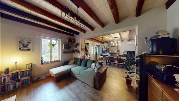 Maison située entre CHALON-SUR-SAONE et LONS-LE-SAUNIER proche LOUHANS et ses 157 arcades à 25 minutes de l'autoroute A39 et 30 minutes de l'A6