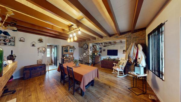 Maison située entre CHALON-SUR-SAONE et LONS-LE-SAUNIER proche LOUHANS et ses 157 arcades à 25 minutes de l'autoroute A39 et 30 minutes de l'A6