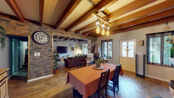 Maison située entre CHALON-SUR-SAONE et LONS-LE-SAUNIER proche LOUHANS et ses 157 arcades à 25 minutes de l'autoroute A39 et 30 minutes de l'A6