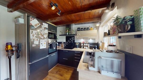 Maison située entre CHALON-SUR-SAONE et LONS-LE-SAUNIER proche LOUHANS et ses 157 arcades à 25 minutes de l'autoroute A39 et 30 minutes de l'A6