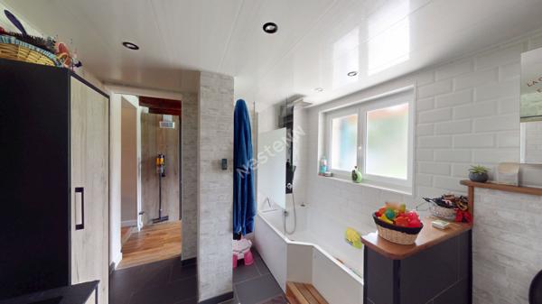 Maison située entre CHALON-SUR-SAONE et LONS-LE-SAUNIER proche LOUHANS et ses 157 arcades à 25 minutes de l'autoroute A39 et 30 minutes de l'A6