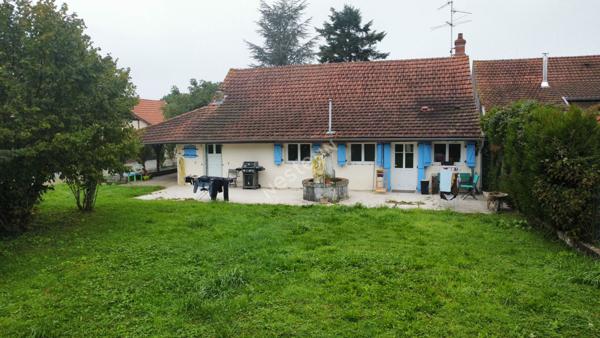 Maison située entre CHALON-SUR-SAONE et LONS-LE-SAUNIER proche LOUHANS et ses 157 arcades à 25 minutes de l'autoroute A39 et 30 minutes de l'A6