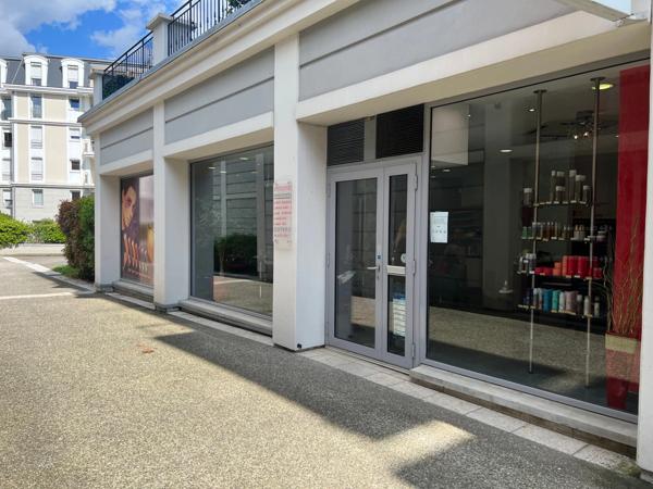 Dpt Savoie (73), à vendre AIX LES BAINS Local commercial 65 m²