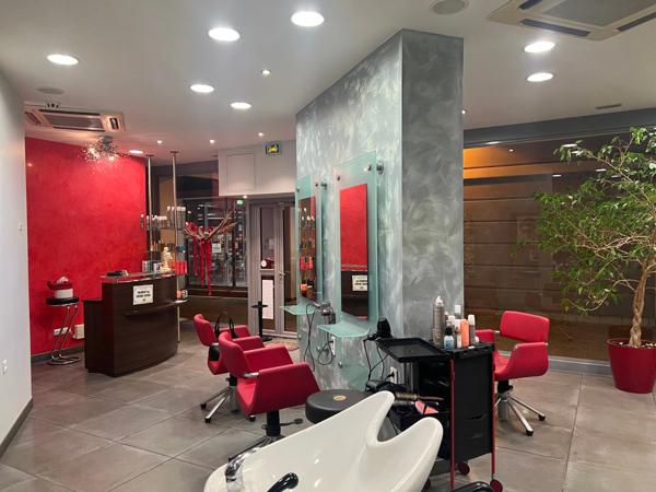 Dpt Savoie (73), à vendre AIX LES BAINS Local commercial 65 m²