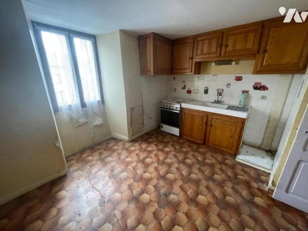 IMMEUBLE / MURS ANCIEN COMMERCE A SAINT CHELY D'APCHER