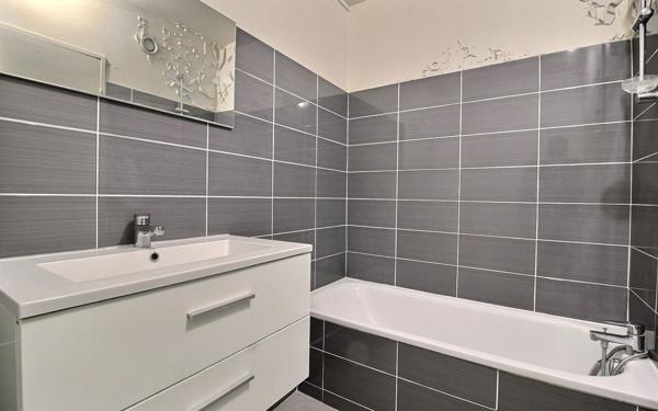 Appartement à vendre    3 pièces • 67 m2 Marseille 6