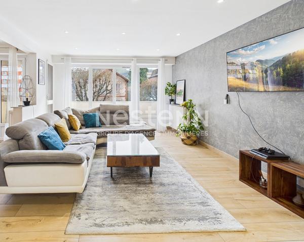 A Aurillac, quartier de la grande Poste, à vendre Appartement rénové de 4 pièces d'une surface de 103 m² avec parking et balcons.