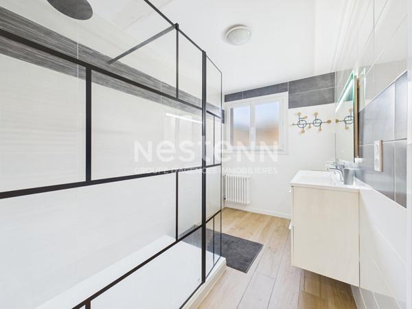 A Aurillac, quartier de la grande Poste, à vendre Appartement rénové de 4 pièces d'une surface de 103 m² avec parking et balcons.