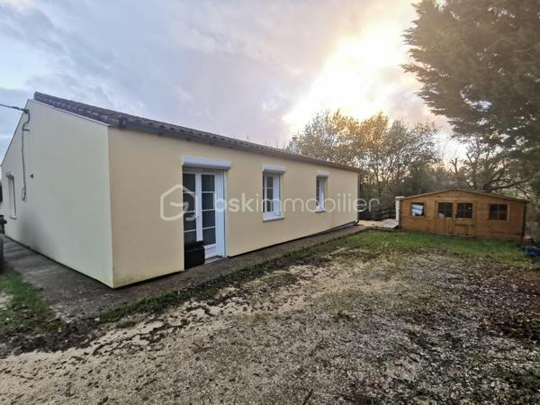 A VENDRE 

Située sur la commune de Montlieu-la-Garde (17), cette maison profite d’une surface totale de 102m2. 
Elle est implantée sur une parcelle de 12 850m2. 
Elle se compose d’une cuisine aménagée et équipée ouverte sur une pièce de vie de belle superficie, de trois chambres et d’une suite parentale bénéficiant d’un dressing et d’une salle d’eau, d’une salle de bain et d’un w.c séparé. 

Système de chauffage électrique accompagné d’un poêle à bois. 
DPE D.
Construction de 1980. 
Propriété située à environ 10 minutes de toutes les commodités de Montendre et Montguyon (écoles, commerces, maison de santé) et à proximité immédiate de l’axe principal ralliant Bordeaux.