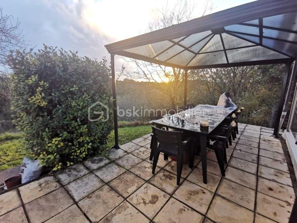 A VENDRE 

Située sur la commune de Montlieu-la-Garde (17), cette maison profite d’une surface totale de 102m2. 
Elle est implantée sur une parcelle de 12 850m2. 
Elle se compose d’une cuisine aménagée et équipée ouverte sur une pièce de vie de belle superficie, de trois chambres et d’une suite parentale bénéficiant d’un dressing et d’une salle d’eau, d’une salle de bain et d’un w.c séparé. 

Système de chauffage électrique accompagné d’un poêle à bois. 
DPE D.
Construction de 1980. 
Propriété située à environ 10 minutes de toutes les commodités de Montendre et Montguyon (écoles, commerces, maison de santé) et à proximité immédiate de l’axe principal ralliant Bordeaux.