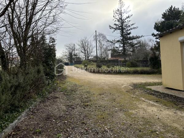 A VENDRE 

Située sur la commune de Montlieu-la-Garde (17), cette maison profite d’une surface totale de 102m2. 
Elle est implantée sur une parcelle de 12 850m2. 
Elle se compose d’une cuisine aménagée et équipée ouverte sur une pièce de vie de belle superficie, de trois chambres et d’une suite parentale bénéficiant d’un dressing et d’une salle d’eau, d’une salle de bain et d’un w.c séparé. 

Système de chauffage électrique accompagné d’un poêle à bois. 
DPE D.
Construction de 1980. 
Propriété située à environ 10 minutes de toutes les commodités de Montendre et Montguyon (écoles, commerces, maison de santé) et à proximité immédiate de l’axe principal ralliant Bordeaux.
