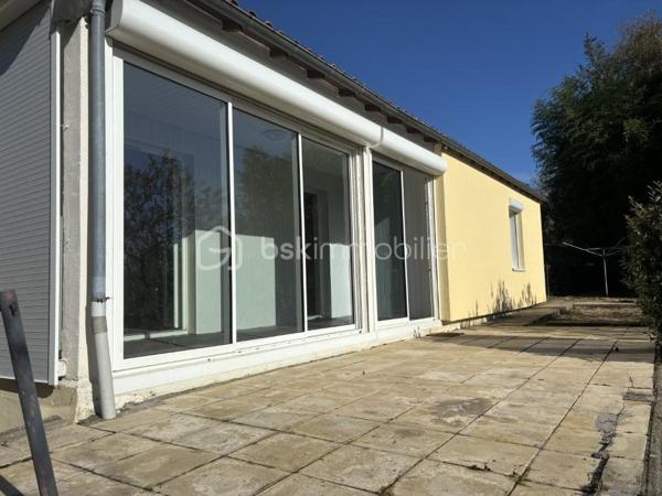 A VENDRE 

Située sur la commune de Montlieu-la-Garde (17), cette maison profite d’une surface totale de 102m2. 
Elle est implantée sur une parcelle de 12 850m2. 
Elle se compose d’une cuisine aménagée et équipée ouverte sur une pièce de vie de belle superficie, de trois chambres et d’une suite parentale bénéficiant d’un dressing et d’une salle d’eau, d’une salle de bain et d’un w.c séparé. 

Système de chauffage électrique accompagné d’un poêle à bois. 
DPE D.
Construction de 1980. 
Propriété située à environ 10 minutes de toutes les commodités de Montendre et Montguyon (écoles, commerces, maison de santé) et à proximité immédiate de l’axe principal ralliant Bordeaux.