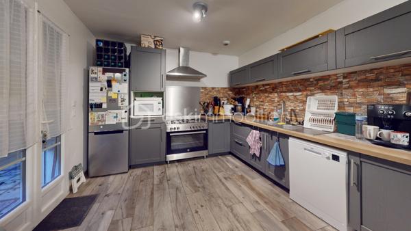 A VENDRE 

Située sur la commune de Montlieu-la-Garde (17), cette maison profite d’une surface totale de 102m2. 
Elle est implantée sur une parcelle de 12 850m2. 
Elle se compose d’une cuisine aménagée et équipée ouverte sur une pièce de vie de belle superficie, de trois chambres et d’une suite parentale bénéficiant d’un dressing et d’une salle d’eau, d’une salle de bain et d’un w.c séparé. 

Système de chauffage électrique accompagné d’un poêle à bois. 
DPE D.
Construction de 1980. 
Propriété située à environ 10 minutes de toutes les commodités de Montendre et Montguyon (écoles, commerces, maison de santé) et à proximité immédiate de l’axe principal ralliant Bordeaux.