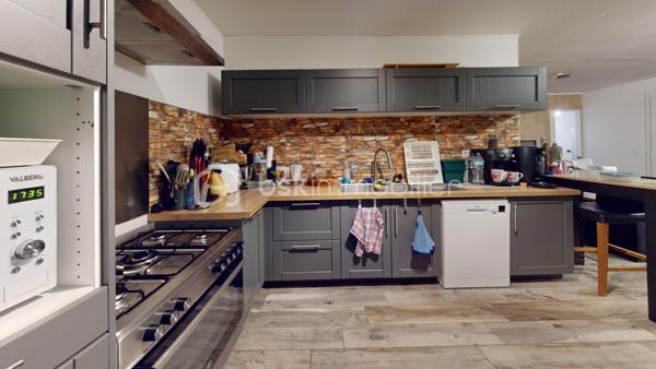 A VENDRE 

Située sur la commune de Montlieu-la-Garde (17), cette maison profite d’une surface totale de 102m2. 
Elle est implantée sur une parcelle de 12 850m2. 
Elle se compose d’une cuisine aménagée et équipée ouverte sur une pièce de vie de belle superficie, de trois chambres et d’une suite parentale bénéficiant d’un dressing et d’une salle d’eau, d’une salle de bain et d’un w.c séparé. 

Système de chauffage électrique accompagné d’un poêle à bois. 
DPE D.
Construction de 1980. 
Propriété située à environ 10 minutes de toutes les commodités de Montendre et Montguyon (écoles, commerces, maison de santé) et à proximité immédiate de l’axe principal ralliant Bordeaux.