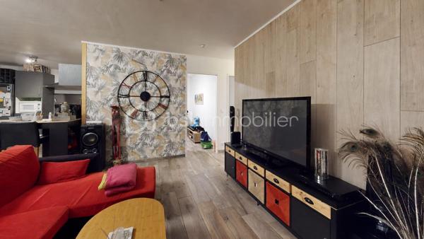 A VENDRE 

Située sur la commune de Montlieu-la-Garde (17), cette maison profite d’une surface totale de 102m2. 
Elle est implantée sur une parcelle de 12 850m2. 
Elle se compose d’une cuisine aménagée et équipée ouverte sur une pièce de vie de belle superficie, de trois chambres et d’une suite parentale bénéficiant d’un dressing et d’une salle d’eau, d’une salle de bain et d’un w.c séparé. 

Système de chauffage électrique accompagné d’un poêle à bois. 
DPE D.
Construction de 1980. 
Propriété située à environ 10 minutes de toutes les commodités de Montendre et Montguyon (écoles, commerces, maison de santé) et à proximité immédiate de l’axe principal ralliant Bordeaux.