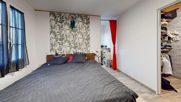 A VENDRE 

Située sur la commune de Montlieu-la-Garde (17), cette maison profite d’une surface totale de 102m2. 
Elle est implantée sur une parcelle de 12 850m2. 
Elle se compose d’une cuisine aménagée et équipée ouverte sur une pièce de vie de belle superficie, de trois chambres et d’une suite parentale bénéficiant d’un dressing et d’une salle d’eau, d’une salle de bain et d’un w.c séparé. 

Système de chauffage électrique accompagné d’un poêle à bois. 
DPE D.
Construction de 1980. 
Propriété située à environ 10 minutes de toutes les commodités de Montendre et Montguyon (écoles, commerces, maison de santé) et à proximité immédiate de l’axe principal ralliant Bordeaux.