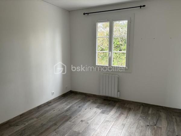 A VENDRE 

Située sur la commune de Montlieu-la-Garde (17), cette maison profite d’une surface totale de 102m2. 
Elle est implantée sur une parcelle de 12 850m2. 
Elle se compose d’une cuisine aménagée et équipée ouverte sur une pièce de vie de belle superficie, de trois chambres et d’une suite parentale bénéficiant d’un dressing et d’une salle d’eau, d’une salle de bain et d’un w.c séparé. 

Système de chauffage électrique accompagné d’un poêle à bois. 
DPE D.
Construction de 1980. 
Propriété située à environ 10 minutes de toutes les commodités de Montendre et Montguyon (écoles, commerces, maison de santé) et à proximité immédiate de l’axe principal ralliant Bordeaux.