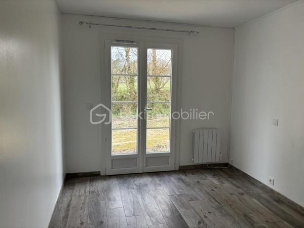 A VENDRE 

Située sur la commune de Montlieu-la-Garde (17), cette maison profite d’une surface totale de 102m2. 
Elle est implantée sur une parcelle de 12 850m2. 
Elle se compose d’une cuisine aménagée et équipée ouverte sur une pièce de vie de belle superficie, de trois chambres et d’une suite parentale bénéficiant d’un dressing et d’une salle d’eau, d’une salle de bain et d’un w.c séparé. 

Système de chauffage électrique accompagné d’un poêle à bois. 
DPE D.
Construction de 1980. 
Propriété située à environ 10 minutes de toutes les commodités de Montendre et Montguyon (écoles, commerces, maison de santé) et à proximité immédiate de l’axe principal ralliant Bordeaux.