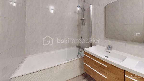A VENDRE 

Située sur la commune de Montlieu-la-Garde (17), cette maison profite d’une surface totale de 102m2. 
Elle est implantée sur une parcelle de 12 850m2. 
Elle se compose d’une cuisine aménagée et équipée ouverte sur une pièce de vie de belle superficie, de trois chambres et d’une suite parentale bénéficiant d’un dressing et d’une salle d’eau, d’une salle de bain et d’un w.c séparé. 

Système de chauffage électrique accompagné d’un poêle à bois. 
DPE D.
Construction de 1980. 
Propriété située à environ 10 minutes de toutes les commodités de Montendre et Montguyon (écoles, commerces, maison de santé) et à proximité immédiate de l’axe principal ralliant Bordeaux.