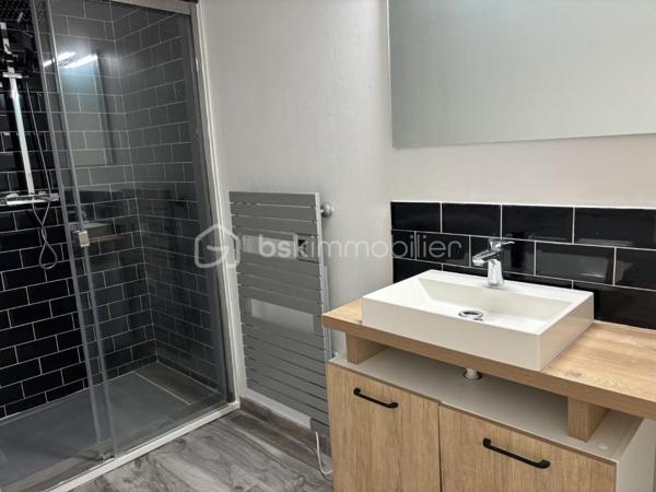 A VENDRE 

Située sur la commune de Montlieu-la-Garde (17), cette maison profite d’une surface totale de 102m2. 
Elle est implantée sur une parcelle de 12 850m2. 
Elle se compose d’une cuisine aménagée et équipée ouverte sur une pièce de vie de belle superficie, de trois chambres et d’une suite parentale bénéficiant d’un dressing et d’une salle d’eau, d’une salle de bain et d’un w.c séparé. 

Système de chauffage électrique accompagné d’un poêle à bois. 
DPE D.
Construction de 1980. 
Propriété située à environ 10 minutes de toutes les commodités de Montendre et Montguyon (écoles, commerces, maison de santé) et à proximité immédiate de l’axe principal ralliant Bordeaux.