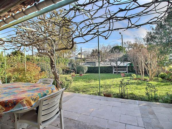 Maison de plein pied de 113 m3 avec sous sol et garage sur une parcelle de 577 m2 de terrain