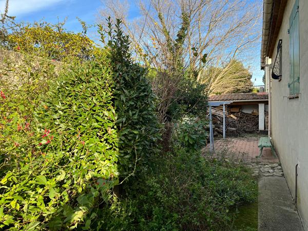 Maison de plein pied de 113 m3 avec sous sol et garage sur une parcelle de 577 m2 de terrain