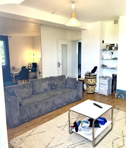 📍 ROANNE 

📍 ROANNE – SECTEUR ROUTE DE CHARLIEU

Découvrez avec Ophélie – BSK IMMOBILIER cet appartement de 75 m², situé au 3ᵉ étage sans ascenseur.

Cet appartement offre une belle luminosité et une distribution fonctionnelle. Aucun travaux particuliers n’est à prévoir.

Il se compose de :

• Un salon-séjour double, très lumineux
• Une cuisine semi-équipée
• 3 chambres spacieuses
• Une salle d’eau avec douche à l’italienne
• Un WC indépendant
• Un balcon
• Une cave

🚗 Côté pratique : le stationnement est facile et gratuit au pied de l’immeuble. Les transports en commun ainsi que les commodités sont accessibles à proximité.

🌳 Des espaces verts avec jeux pour enfants se trouvent également à quelques pas.

L’accès à la rocade en direction de Lyon et Saint-Étienne se fait en seulement 2 minutes. L’appartement est également situé à proximité de Michelin et NEXTER.

Informations complémentaires :
• Charges de copropriété : environ 400 € / trimestre (entretien des parties communes et espaces verts, électricité des communs, eau froide)
• Taxe foncière : 800 €
• Chauffage électrique
• Double vitrage - DPE E