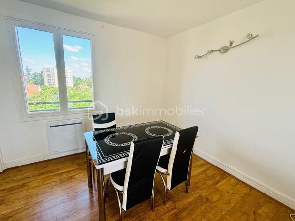 📍 ROANNE 

📍 ROANNE – SECTEUR ROUTE DE CHARLIEU

Découvrez avec Ophélie – BSK IMMOBILIER cet appartement de 75 m², situé au 3ᵉ étage sans ascenseur.

Cet appartement offre une belle luminosité et une distribution fonctionnelle. Aucun travaux particuliers n’est à prévoir.

Il se compose de :

• Un salon-séjour double, très lumineux
• Une cuisine semi-équipée
• 3 chambres spacieuses
• Une salle d’eau avec douche à l’italienne
• Un WC indépendant
• Un balcon
• Une cave

🚗 Côté pratique : le stationnement est facile et gratuit au pied de l’immeuble. Les transports en commun ainsi que les commodités sont accessibles à proximité.

🌳 Des espaces verts avec jeux pour enfants se trouvent également à quelques pas.

L’accès à la rocade en direction de Lyon et Saint-Étienne se fait en seulement 2 minutes. L’appartement est également situé à proximité de Michelin et NEXTER.

Informations complémentaires :
• Charges de copropriété : environ 400 € / trimestre (entretien des parties communes et espaces verts, électricité des communs, eau froide)
• Taxe foncière : 800 €
• Chauffage électrique
• Double vitrage - DPE E
