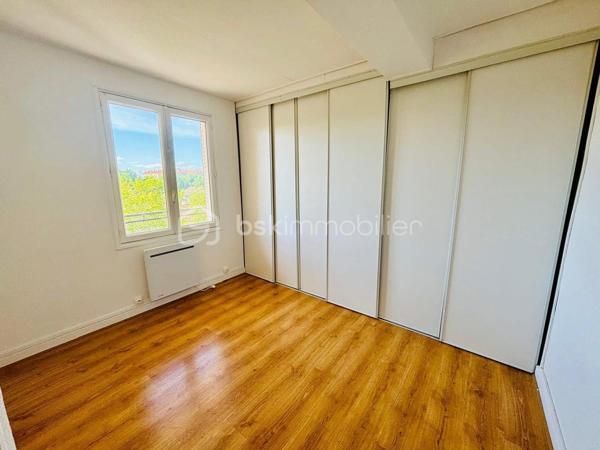 📍 ROANNE 

📍 ROANNE – SECTEUR ROUTE DE CHARLIEU

Découvrez avec Ophélie – BSK IMMOBILIER cet appartement de 75 m², situé au 3ᵉ étage sans ascenseur.

Cet appartement offre une belle luminosité et une distribution fonctionnelle. Aucun travaux particuliers n’est à prévoir.

Il se compose de :

• Un salon-séjour double, très lumineux
• Une cuisine semi-équipée
• 3 chambres spacieuses
• Une salle d’eau avec douche à l’italienne
• Un WC indépendant
• Un balcon
• Une cave

🚗 Côté pratique : le stationnement est facile et gratuit au pied de l’immeuble. Les transports en commun ainsi que les commodités sont accessibles à proximité.

🌳 Des espaces verts avec jeux pour enfants se trouvent également à quelques pas.

L’accès à la rocade en direction de Lyon et Saint-Étienne se fait en seulement 2 minutes. L’appartement est également situé à proximité de Michelin et NEXTER.

Informations complémentaires :
• Charges de copropriété : environ 400 € / trimestre (entretien des parties communes et espaces verts, électricité des communs, eau froide)
• Taxe foncière : 800 €
• Chauffage électrique
• Double vitrage - DPE E
