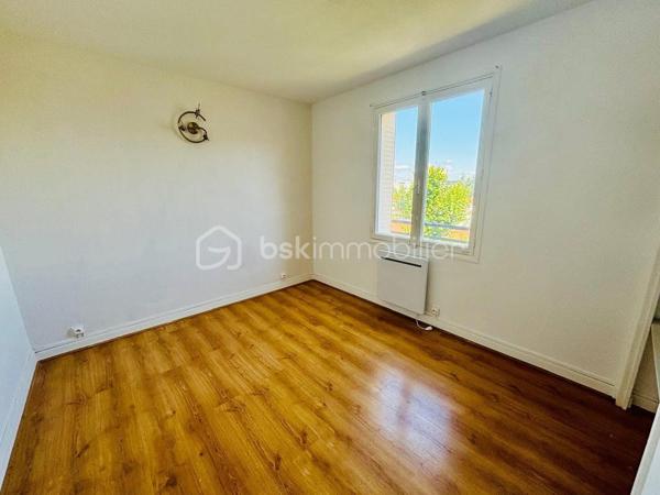 📍 ROANNE 

📍 ROANNE – SECTEUR ROUTE DE CHARLIEU

Découvrez avec Ophélie – BSK IMMOBILIER cet appartement de 75 m², situé au 3ᵉ étage sans ascenseur.

Cet appartement offre une belle luminosité et une distribution fonctionnelle. Aucun travaux particuliers n’est à prévoir.

Il se compose de :

• Un salon-séjour double, très lumineux
• Une cuisine semi-équipée
• 3 chambres spacieuses
• Une salle d’eau avec douche à l’italienne
• Un WC indépendant
• Un balcon
• Une cave

🚗 Côté pratique : le stationnement est facile et gratuit au pied de l’immeuble. Les transports en commun ainsi que les commodités sont accessibles à proximité.

🌳 Des espaces verts avec jeux pour enfants se trouvent également à quelques pas.

L’accès à la rocade en direction de Lyon et Saint-Étienne se fait en seulement 2 minutes. L’appartement est également situé à proximité de Michelin et NEXTER.

Informations complémentaires :
• Charges de copropriété : environ 400 € / trimestre (entretien des parties communes et espaces verts, électricité des communs, eau froide)
• Taxe foncière : 800 €
• Chauffage électrique
• Double vitrage - DPE E