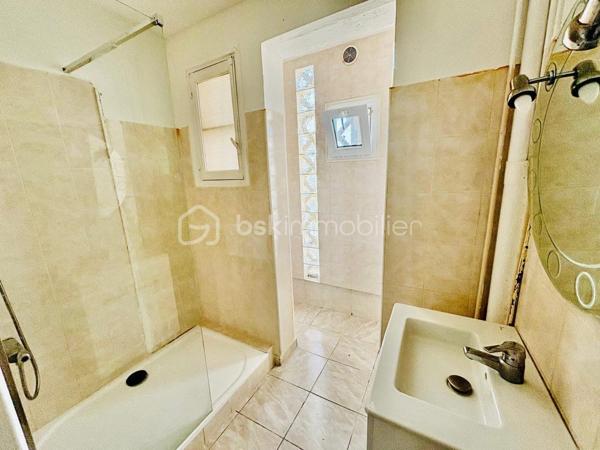 📍 ROANNE 

📍 ROANNE – SECTEUR ROUTE DE CHARLIEU

Découvrez avec Ophélie – BSK IMMOBILIER cet appartement de 75 m², situé au 3ᵉ étage sans ascenseur.

Cet appartement offre une belle luminosité et une distribution fonctionnelle. Aucun travaux particuliers n’est à prévoir.

Il se compose de :

• Un salon-séjour double, très lumineux
• Une cuisine semi-équipée
• 3 chambres spacieuses
• Une salle d’eau avec douche à l’italienne
• Un WC indépendant
• Un balcon
• Une cave

🚗 Côté pratique : le stationnement est facile et gratuit au pied de l’immeuble. Les transports en commun ainsi que les commodités sont accessibles à proximité.

🌳 Des espaces verts avec jeux pour enfants se trouvent également à quelques pas.

L’accès à la rocade en direction de Lyon et Saint-Étienne se fait en seulement 2 minutes. L’appartement est également situé à proximité de Michelin et NEXTER.

Informations complémentaires :
• Charges de copropriété : environ 400 € / trimestre (entretien des parties communes et espaces verts, électricité des communs, eau froide)
• Taxe foncière : 800 €
• Chauffage électrique
• Double vitrage - DPE E