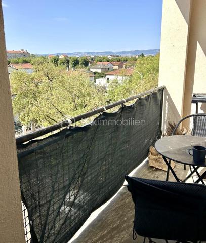 📍 ROANNE 

📍 ROANNE – SECTEUR ROUTE DE CHARLIEU

Découvrez avec Ophélie – BSK IMMOBILIER cet appartement de 75 m², situé au 3ᵉ étage sans ascenseur.

Cet appartement offre une belle luminosité et une distribution fonctionnelle. Aucun travaux particuliers n’est à prévoir.

Il se compose de :

• Un salon-séjour double, très lumineux
• Une cuisine semi-équipée
• 3 chambres spacieuses
• Une salle d’eau avec douche à l’italienne
• Un WC indépendant
• Un balcon
• Une cave

🚗 Côté pratique : le stationnement est facile et gratuit au pied de l’immeuble. Les transports en commun ainsi que les commodités sont accessibles à proximité.

🌳 Des espaces verts avec jeux pour enfants se trouvent également à quelques pas.

L’accès à la rocade en direction de Lyon et Saint-Étienne se fait en seulement 2 minutes. L’appartement est également situé à proximité de Michelin et NEXTER.

Informations complémentaires :
• Charges de copropriété : environ 400 € / trimestre (entretien des parties communes et espaces verts, électricité des communs, eau froide)
• Taxe foncière : 800 €
• Chauffage électrique
• Double vitrage - DPE E