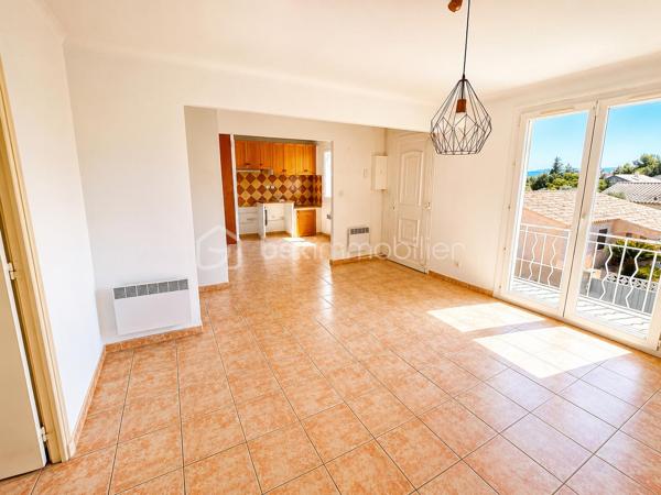 🏡 T3 de 90 m² avec 2 places de parking – Un cadre de vie recherché à Châteauneuf-les-Martigues

Situé au 1er étage d'une résidence, venez découvrir ce bel appartement T3 de 90 m², offrant de beaux volumes et un cadre de vie agréable dans l'un des quartiers les plus recherchés de Châteauneuf-les-Martigues.

Pensé pour le confort du quotidien, ce bien séduira aussi bien un couple, une famille ou des personnes à la recherche d'un appartement spacieux et fonctionnel.

✨ Ses principaux atouts :

📐 54 m² habitables + 36 m² de combles aménagés
🛏️ 2 belles chambres
❄️ Climatisation réversible
🚗 2 places de parking privatives
☀️ De beaux volumes et une belle luminosité
🌿 Quartier calme et recherché
🛍️ Proximité des commerces, écoles et commodités
🚗 Accès rapide aux principaux axes routiers

Une belle opportunité de devenir propriétaire dans un secteur où les biens sont particulièrement recherchés.

📞 N'attendez plus pour obtenir plus d'informations ou programmer une visite !