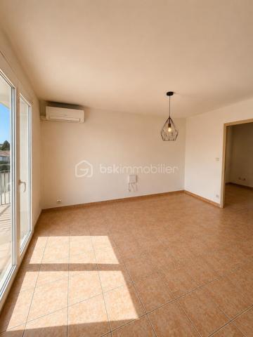 🏡 T3 de 90 m² avec 2 places de parking – Un cadre de vie recherché à Châteauneuf-les-Martigues

Situé au 1er étage d'une résidence, venez découvrir ce bel appartement T3 de 90 m², offrant de beaux volumes et un cadre de vie agréable dans l'un des quartiers les plus recherchés de Châteauneuf-les-Martigues.

Pensé pour le confort du quotidien, ce bien séduira aussi bien un couple, une famille ou des personnes à la recherche d'un appartement spacieux et fonctionnel.

✨ Ses principaux atouts :

📐 54 m² habitables + 36 m² de combles aménagés
🛏️ 2 belles chambres
❄️ Climatisation réversible
🚗 2 places de parking privatives
☀️ De beaux volumes et une belle luminosité
🌿 Quartier calme et recherché
🛍️ Proximité des commerces, écoles et commodités
🚗 Accès rapide aux principaux axes routiers

Une belle opportunité de devenir propriétaire dans un secteur où les biens sont particulièrement recherchés.

📞 N'attendez plus pour obtenir plus d'informations ou programmer une visite !