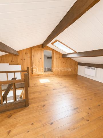 🏡 T3 de 90 m² avec 2 places de parking – Un cadre de vie recherché à Châteauneuf-les-Martigues

Situé au 1er étage d'une résidence, venez découvrir ce bel appartement T3 de 90 m², offrant de beaux volumes et un cadre de vie agréable dans l'un des quartiers les plus recherchés de Châteauneuf-les-Martigues.

Pensé pour le confort du quotidien, ce bien séduira aussi bien un couple, une famille ou des personnes à la recherche d'un appartement spacieux et fonctionnel.

✨ Ses principaux atouts :

📐 54 m² habitables + 36 m² de combles aménagés
🛏️ 2 belles chambres
❄️ Climatisation réversible
🚗 2 places de parking privatives
☀️ De beaux volumes et une belle luminosité
🌿 Quartier calme et recherché
🛍️ Proximité des commerces, écoles et commodités
🚗 Accès rapide aux principaux axes routiers

Une belle opportunité de devenir propriétaire dans un secteur où les biens sont particulièrement recherchés.

📞 N'attendez plus pour obtenir plus d'informations ou programmer une visite !