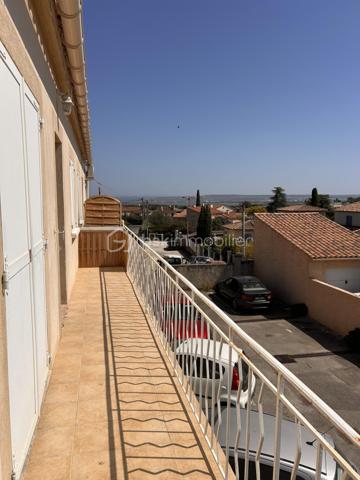 🏡 T3 de 90 m² avec 2 places de parking – Un cadre de vie recherché à Châteauneuf-les-Martigues

Situé au 1er étage d'une résidence, venez découvrir ce bel appartement T3 de 90 m², offrant de beaux volumes et un cadre de vie agréable dans l'un des quartiers les plus recherchés de Châteauneuf-les-Martigues.

Pensé pour le confort du quotidien, ce bien séduira aussi bien un couple, une famille ou des personnes à la recherche d'un appartement spacieux et fonctionnel.

✨ Ses principaux atouts :

📐 54 m² habitables + 36 m² de combles aménagés
🛏️ 2 belles chambres
❄️ Climatisation réversible
🚗 2 places de parking privatives
☀️ De beaux volumes et une belle luminosité
🌿 Quartier calme et recherché
🛍️ Proximité des commerces, écoles et commodités
🚗 Accès rapide aux principaux axes routiers

Une belle opportunité de devenir propriétaire dans un secteur où les biens sont particulièrement recherchés.

📞 N'attendez plus pour obtenir plus d'informations ou programmer une visite !