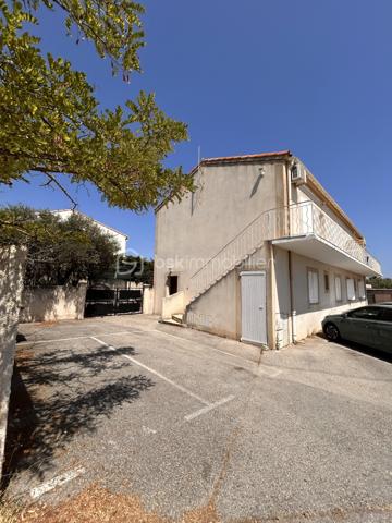 🏡 T3 de 90 m² avec 2 places de parking – Un cadre de vie recherché à Châteauneuf-les-Martigues

Situé au 1er étage d'une résidence, venez découvrir ce bel appartement T3 de 90 m², offrant de beaux volumes et un cadre de vie agréable dans l'un des quartiers les plus recherchés de Châteauneuf-les-Martigues.

Pensé pour le confort du quotidien, ce bien séduira aussi bien un couple, une famille ou des personnes à la recherche d'un appartement spacieux et fonctionnel.

✨ Ses principaux atouts :

📐 54 m² habitables + 36 m² de combles aménagés
🛏️ 2 belles chambres
❄️ Climatisation réversible
🚗 2 places de parking privatives
☀️ De beaux volumes et une belle luminosité
🌿 Quartier calme et recherché
🛍️ Proximité des commerces, écoles et commodités
🚗 Accès rapide aux principaux axes routiers

Une belle opportunité de devenir propriétaire dans un secteur où les biens sont particulièrement recherchés.

📞 N'attendez plus pour obtenir plus d'informations ou programmer une visite !