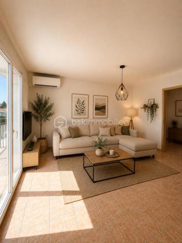 🏡 T3 de 90 m² avec 2 places de parking – Un cadre de vie recherché à Châteauneuf-les-Martigues

Situé au 1er étage d'une résidence, venez découvrir ce bel appartement T3 de 90 m², offrant de beaux volumes et un cadre de vie agréable dans l'un des quartiers les plus recherchés de Châteauneuf-les-Martigues.

Pensé pour le confort du quotidien, ce bien séduira aussi bien un couple, une famille ou des personnes à la recherche d'un appartement spacieux et fonctionnel.

✨ Ses principaux atouts :

📐 54 m² habitables + 36 m² de combles aménagés
🛏️ 2 belles chambres
❄️ Climatisation réversible
🚗 2 places de parking privatives
☀️ De beaux volumes et une belle luminosité
🌿 Quartier calme et recherché
🛍️ Proximité des commerces, écoles et commodités
🚗 Accès rapide aux principaux axes routiers

Une belle opportunité de devenir propriétaire dans un secteur où les biens sont particulièrement recherchés.

📞 N'attendez plus pour obtenir plus d'informations ou programmer une visite !