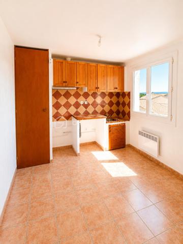 🏡 T3 de 90 m² avec 2 places de parking – Un cadre de vie recherché à Châteauneuf-les-Martigues

Situé au 1er étage d'une résidence, venez découvrir ce bel appartement T3 de 90 m², offrant de beaux volumes et un cadre de vie agréable dans l'un des quartiers les plus recherchés de Châteauneuf-les-Martigues.

Pensé pour le confort du quotidien, ce bien séduira aussi bien un couple, une famille ou des personnes à la recherche d'un appartement spacieux et fonctionnel.

✨ Ses principaux atouts :

📐 54 m² habitables + 36 m² de combles aménagés
🛏️ 2 belles chambres
❄️ Climatisation réversible
🚗 2 places de parking privatives
☀️ De beaux volumes et une belle luminosité
🌿 Quartier calme et recherché
🛍️ Proximité des commerces, écoles et commodités
🚗 Accès rapide aux principaux axes routiers

Une belle opportunité de devenir propriétaire dans un secteur où les biens sont particulièrement recherchés.

📞 N'attendez plus pour obtenir plus d'informations ou programmer une visite !