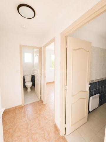 🏡 T3 de 90 m² avec 2 places de parking – Un cadre de vie recherché à Châteauneuf-les-Martigues

Situé au 1er étage d'une résidence, venez découvrir ce bel appartement T3 de 90 m², offrant de beaux volumes et un cadre de vie agréable dans l'un des quartiers les plus recherchés de Châteauneuf-les-Martigues.

Pensé pour le confort du quotidien, ce bien séduira aussi bien un couple, une famille ou des personnes à la recherche d'un appartement spacieux et fonctionnel.

✨ Ses principaux atouts :

📐 54 m² habitables + 36 m² de combles aménagés
🛏️ 2 belles chambres
❄️ Climatisation réversible
🚗 2 places de parking privatives
☀️ De beaux volumes et une belle luminosité
🌿 Quartier calme et recherché
🛍️ Proximité des commerces, écoles et commodités
🚗 Accès rapide aux principaux axes routiers

Une belle opportunité de devenir propriétaire dans un secteur où les biens sont particulièrement recherchés.

📞 N'attendez plus pour obtenir plus d'informations ou programmer une visite !