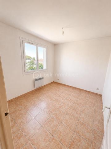 🏡 T3 de 90 m² avec 2 places de parking – Un cadre de vie recherché à Châteauneuf-les-Martigues

Situé au 1er étage d'une résidence, venez découvrir ce bel appartement T3 de 90 m², offrant de beaux volumes et un cadre de vie agréable dans l'un des quartiers les plus recherchés de Châteauneuf-les-Martigues.

Pensé pour le confort du quotidien, ce bien séduira aussi bien un couple, une famille ou des personnes à la recherche d'un appartement spacieux et fonctionnel.

✨ Ses principaux atouts :

📐 54 m² habitables + 36 m² de combles aménagés
🛏️ 2 belles chambres
❄️ Climatisation réversible
🚗 2 places de parking privatives
☀️ De beaux volumes et une belle luminosité
🌿 Quartier calme et recherché
🛍️ Proximité des commerces, écoles et commodités
🚗 Accès rapide aux principaux axes routiers

Une belle opportunité de devenir propriétaire dans un secteur où les biens sont particulièrement recherchés.

📞 N'attendez plus pour obtenir plus d'informations ou programmer une visite !