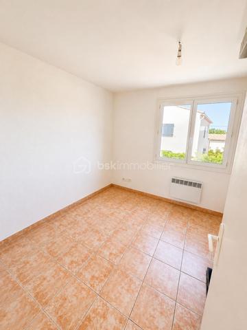 🏡 T3 de 90 m² avec 2 places de parking – Un cadre de vie recherché à Châteauneuf-les-Martigues

Situé au 1er étage d'une résidence, venez découvrir ce bel appartement T3 de 90 m², offrant de beaux volumes et un cadre de vie agréable dans l'un des quartiers les plus recherchés de Châteauneuf-les-Martigues.

Pensé pour le confort du quotidien, ce bien séduira aussi bien un couple, une famille ou des personnes à la recherche d'un appartement spacieux et fonctionnel.

✨ Ses principaux atouts :

📐 54 m² habitables + 36 m² de combles aménagés
🛏️ 2 belles chambres
❄️ Climatisation réversible
🚗 2 places de parking privatives
☀️ De beaux volumes et une belle luminosité
🌿 Quartier calme et recherché
🛍️ Proximité des commerces, écoles et commodités
🚗 Accès rapide aux principaux axes routiers

Une belle opportunité de devenir propriétaire dans un secteur où les biens sont particulièrement recherchés.

📞 N'attendez plus pour obtenir plus d'informations ou programmer une visite !