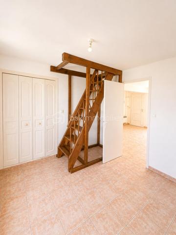 🏡 T3 de 90 m² avec 2 places de parking – Un cadre de vie recherché à Châteauneuf-les-Martigues

Situé au 1er étage d'une résidence, venez découvrir ce bel appartement T3 de 90 m², offrant de beaux volumes et un cadre de vie agréable dans l'un des quartiers les plus recherchés de Châteauneuf-les-Martigues.

Pensé pour le confort du quotidien, ce bien séduira aussi bien un couple, une famille ou des personnes à la recherche d'un appartement spacieux et fonctionnel.

✨ Ses principaux atouts :

📐 54 m² habitables + 36 m² de combles aménagés
🛏️ 2 belles chambres
❄️ Climatisation réversible
🚗 2 places de parking privatives
☀️ De beaux volumes et une belle luminosité
🌿 Quartier calme et recherché
🛍️ Proximité des commerces, écoles et commodités
🚗 Accès rapide aux principaux axes routiers

Une belle opportunité de devenir propriétaire dans un secteur où les biens sont particulièrement recherchés.

📞 N'attendez plus pour obtenir plus d'informations ou programmer une visite !