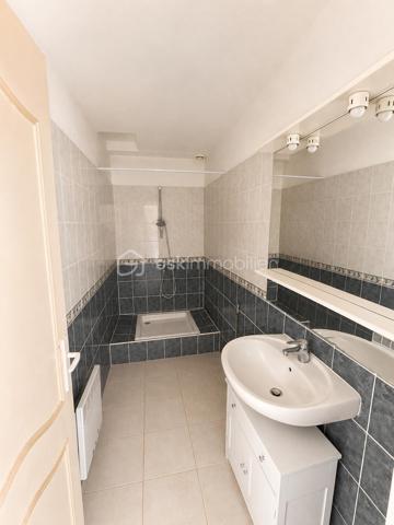 🏡 T3 de 90 m² avec 2 places de parking – Un cadre de vie recherché à Châteauneuf-les-Martigues

Situé au 1er étage d'une résidence, venez découvrir ce bel appartement T3 de 90 m², offrant de beaux volumes et un cadre de vie agréable dans l'un des quartiers les plus recherchés de Châteauneuf-les-Martigues.

Pensé pour le confort du quotidien, ce bien séduira aussi bien un couple, une famille ou des personnes à la recherche d'un appartement spacieux et fonctionnel.

✨ Ses principaux atouts :

📐 54 m² habitables + 36 m² de combles aménagés
🛏️ 2 belles chambres
❄️ Climatisation réversible
🚗 2 places de parking privatives
☀️ De beaux volumes et une belle luminosité
🌿 Quartier calme et recherché
🛍️ Proximité des commerces, écoles et commodités
🚗 Accès rapide aux principaux axes routiers

Une belle opportunité de devenir propriétaire dans un secteur où les biens sont particulièrement recherchés.

📞 N'attendez plus pour obtenir plus d'informations ou programmer une visite !